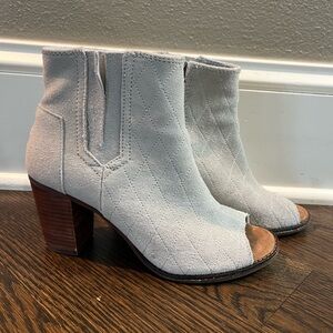 TOMS 7 light Gray Ankle Boots peep toe zip up suede